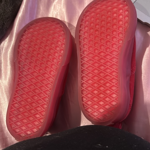 VANS - Picture 2 of 4